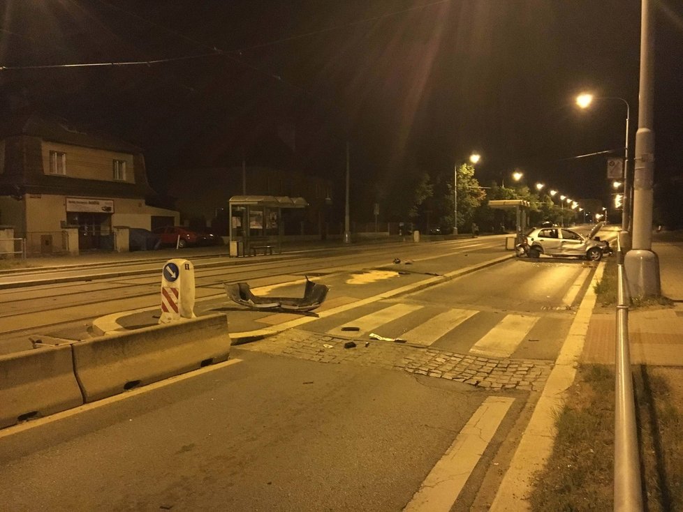 Zfetovaný řidič naboural do betonových zábran, přelétl tramvajový ostrůvek a skončil napříč silnicí.