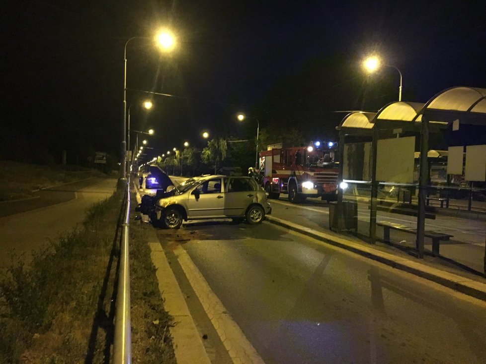 Zfetovaný řidič naboural do betonových zábran, přelétl tramvajový ostrůvek a skončil napříč silnicí.