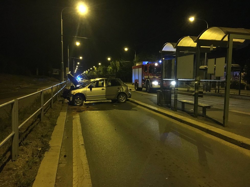 Zfetovaný řidič naboural do betonových zábran, přelétl tramvajový ostrůvek a skončil napříč silnicí.