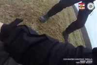 Feťák za volantem ujížděl policistům: Potupně zapadl v bahně!