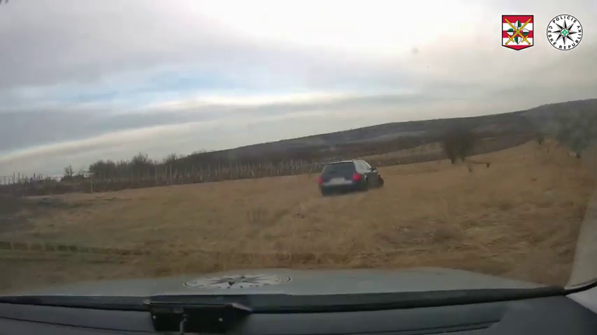 Zfetovaný řidič ujížděl po silnici, přes pole, ulicemi Velkých Pavlovic, než uvázl v oraništi.