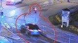 Honička pražskými ulicemi: Řidič přejel červenou, vjel do zákazu, nechtěl zastavit. Strážníci na něj vytáhli zbraň 