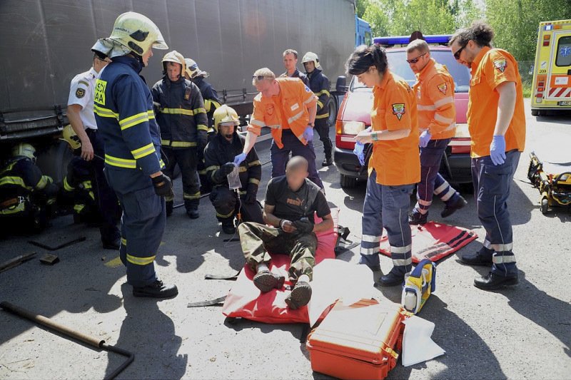 Muž se zdravotníky a hasiči komunikoval