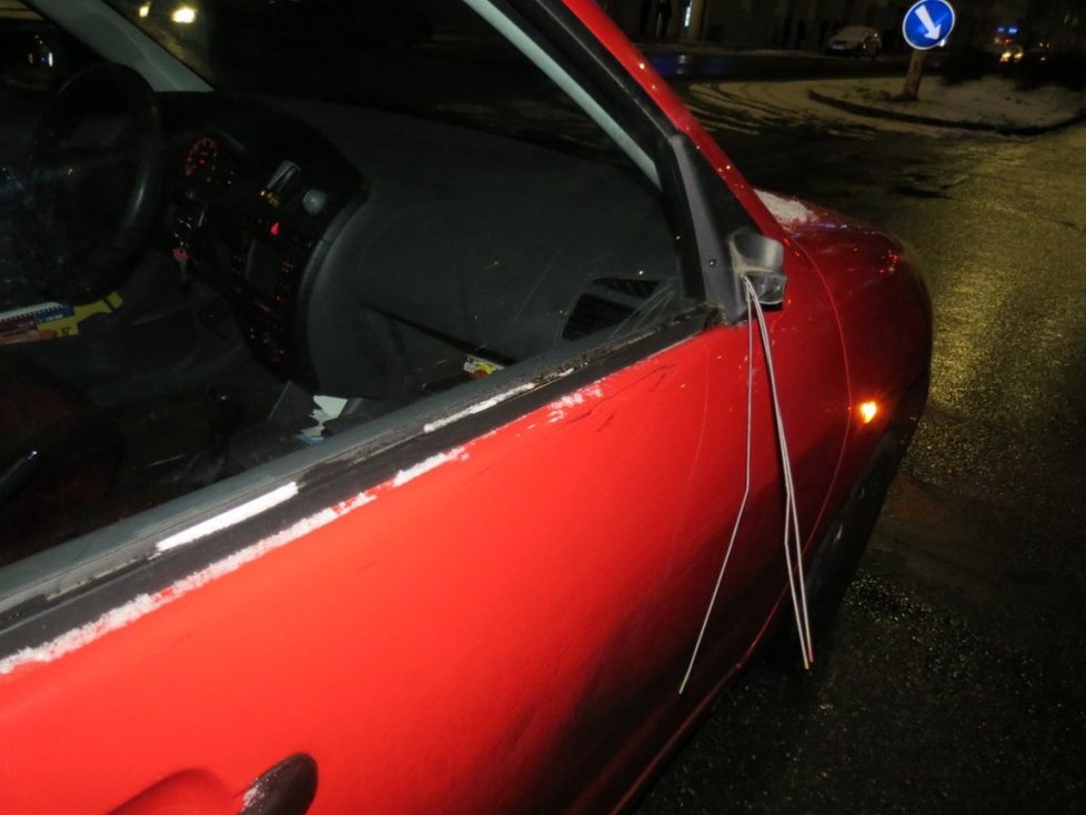 Řidič (58) v Kladně na přechodu pro chodce srazil mladou dívku (16).