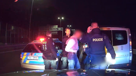 Řidiče v kradeném voze policisté zadrželi za pomoci taktického zastavovacího manévru.