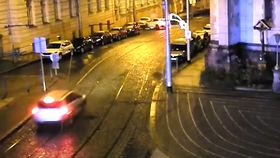 Zfetovaný řidič ujížděl v kradeném BMW. Policejní honičku ukončila bouračka