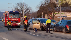 Opilý tak, že nevstal od volantu! Vyřítil se ze zatáčky, nabořil čtyři auta!