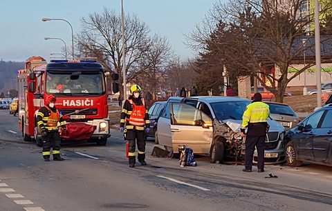 Opilý tak, že nevstal od volantu! Vyřítil se ze zatáčky, nabořil čtyři auta!