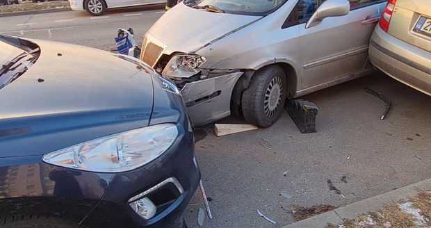 Černé středeční odpoledne pro majitele aut v Brně-Líšni. Řidič Lancie nezvládl řízení a naboural čtyři osobáky. Policie čeká na rozbor jeho krve, zda nebyl pod vlivem alkoholu.