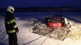 Idiot si chtěl zkrátit cestu přes zamrzlé Lipno: Propadl se pod ním led a auto kleslo na dno!