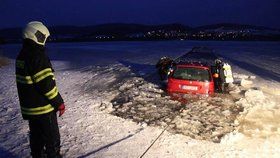 Pod řidičem na Lipně se probořil led: Krátil si cestu přes zamrzlou nádrž