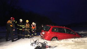 Pod řidičem na Lipně se probořil led: Krátil si cestu přes zamrzlou nádrž