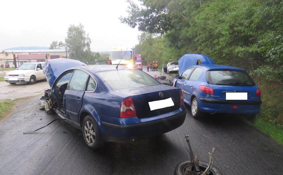 Mladý řidič nezvládl zatáčku, „sestřelil“ dvě auta a skončil v nemocnici.