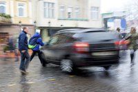 Mladý řidič ve Zlíně srazil tři seniory: Žena (81) utrpěla vážná zranění