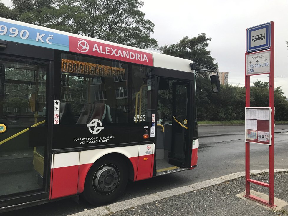 Na Spořilovské napadl cestující řidiče autobusu MHD.