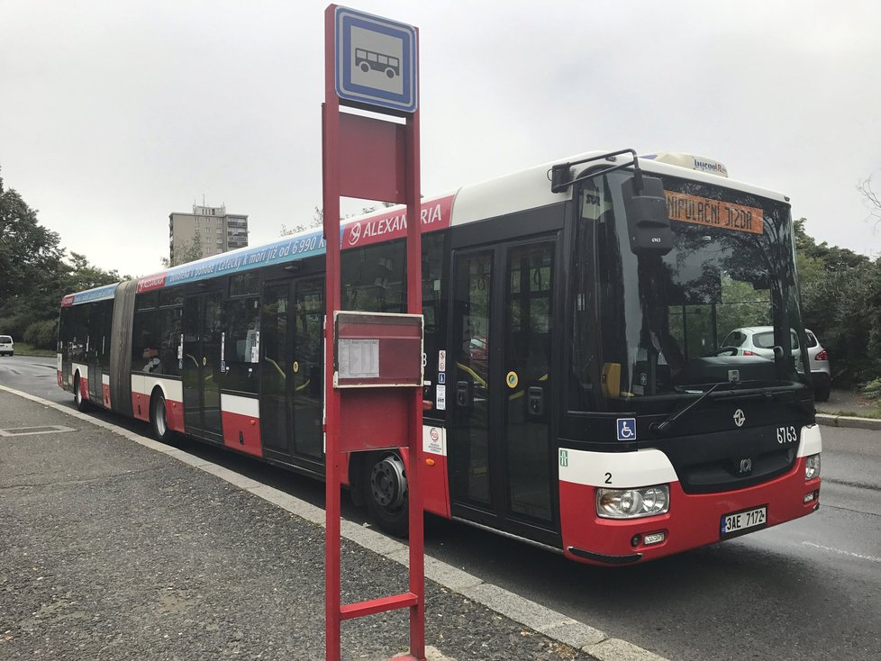 Na Spořilovské napadl cestující řidiče autobusu MHD.