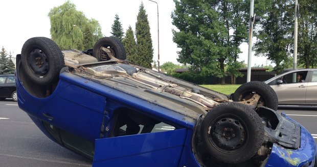 Mladý řidič vyletěl do vzduchu a otočil auto na střechu: Přímo před zraky policistů