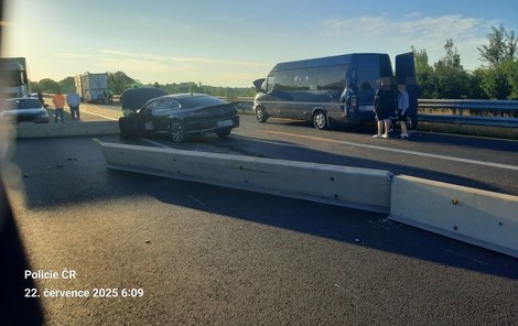 Řidič narazil do středových betonů. Řidič narazil do středových betonů.