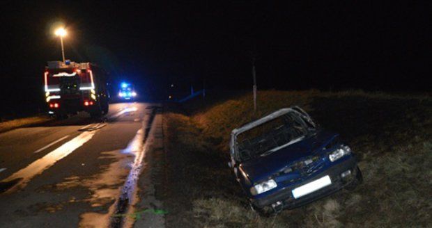 Tragická nehoda na Hodonínsku: Řidič uhořel ve vlastním autě!  