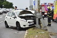 V autě dostal epileptický záchvat a naboural do lampy: Vyvázl s lehkým zraněním