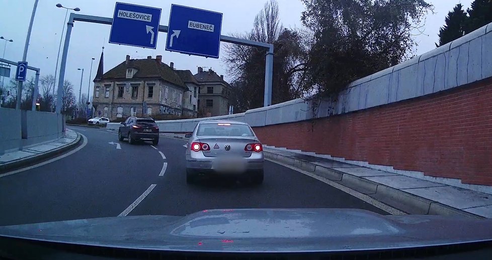 Řidič ujel od nehody v odcizeném autě, byl zdrogovaný a měl zákaz řízení