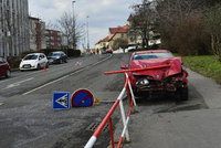 Řidič zkolaboval a »napíchl« auto na zábradlí: Policisté ho oživovali, v sanitce ale zemřel