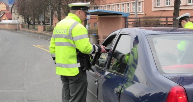 Policisté o Velikonocích zadrželi řidiče, který jel 222 km/h
