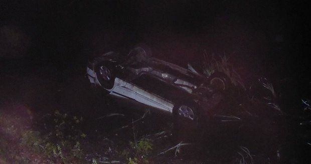 Opilý řidič vletěl s autem do rybníka: Život mu zachránil policista