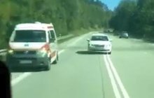 Šílený řidič na silnici: Stíhal houkající záchranku!