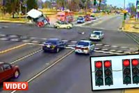 Šílenec za volantem projížděl na červenou, smetl autobus a zabil dva lidi