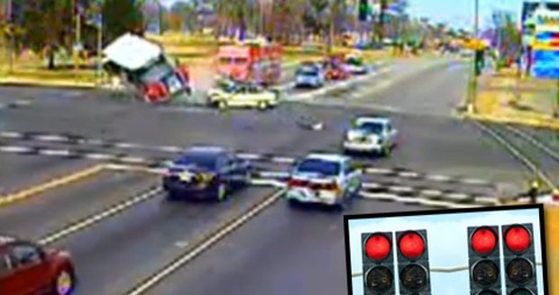Šílený řidič se rozhodl projet křižovatku v plné rychlosti na červenou. Smetl při tom autobus a zabil dva lidi