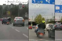 Feťak ujížděl policii na skútru: Kličkoval mezi auty a jel na červenou