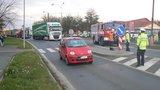 Těžká nehoda na přechodu v Horšovském Týně: Auto nabralo chodkyni (66), po srážce byla v bezvědomí