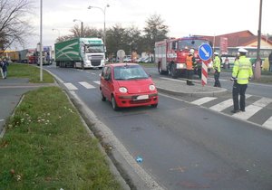 Řidič srazil na přechodu chodkyni.