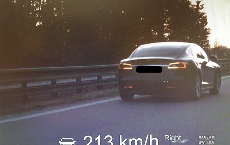 Policejní radar naměřil hazardérovi v Tesle rychlost 213 km/hod.