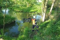 Hrůzný nález na Plzeňsku: V potopeném autě našli mrtvého řidiče