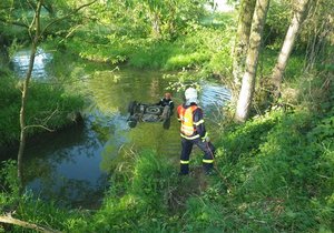 Převrácené auto u Lelova na Plzeňsku vytáhli z vody hasiči, uvnitř byl mrtvý řidič (+52).