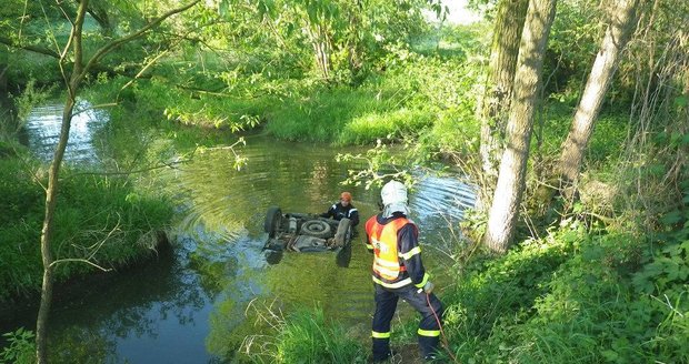 Hrůzný nález na Plzeňsku: V potopeném autě našli mrtvého řidiče