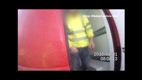 Řidič v Brně uvízl v mrazící dodávce: O pomoc volal hodinu a půl! V autě bylo minus pět