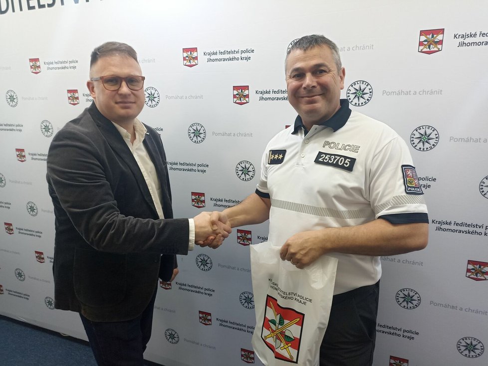 Šéf jihomoravské dopravní policie Jindřich Rybka (vpravo) poděkoval Robinu Komárkovi za pomoc při honičce za zmateným seniorem na D52.