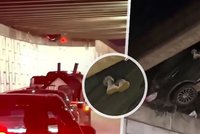 Auto zůstalo viset nad silnicí: Řidiči koukaly jen nohy