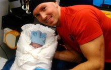 Těhotnou měl vézt sanitkou do nemocnice: Řidič se změnil v porodníka