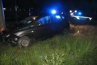 Řidič se zákazem chtěl ujet policistům: V Klatovech nezvládl „kruháč“, naboural sloup