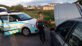 Dvanáctiletého řidiče přistihla policie, když se pokoušel auto opravit.