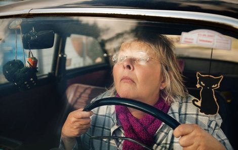 Podle optika Blahoslava Žilky, který se řidičským zrakem dlouhodobě zabývá, by si aktivní řidiči měli zrak kontrolovat přibližně každé dva roky.