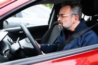 Exkluzivní průzkum o Češích za volantem: Troubí, nadávají a posílají za volantem SMS!