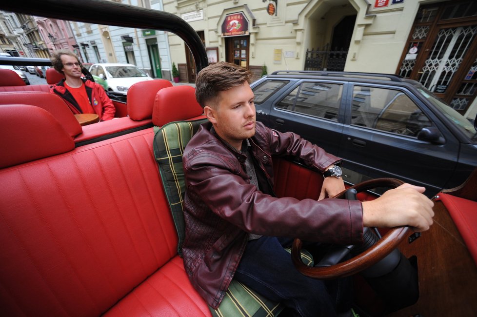 Martin Lehár je zkušeným řidičem historického taxi. Většina zákazníků si sedá dozadu, třeba i kvůli stylovému stolečku. Sedět lze ale i vedle řidiče. Jezdí se pomalu, neboť cesta je v tomto případě cílem.