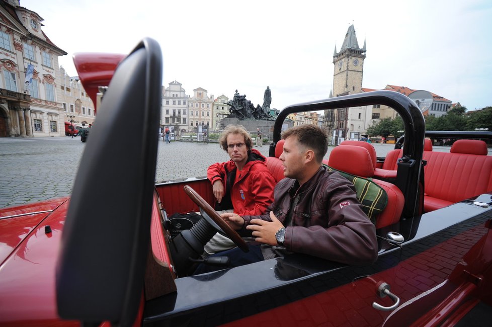 Pokud byste chtěli dělat řidiče historického taxi, potřebujete kromě řidičáku také výborné jazykové znalosti. Základem je angličtina. Čím více jazyků umíte, tím lépe.