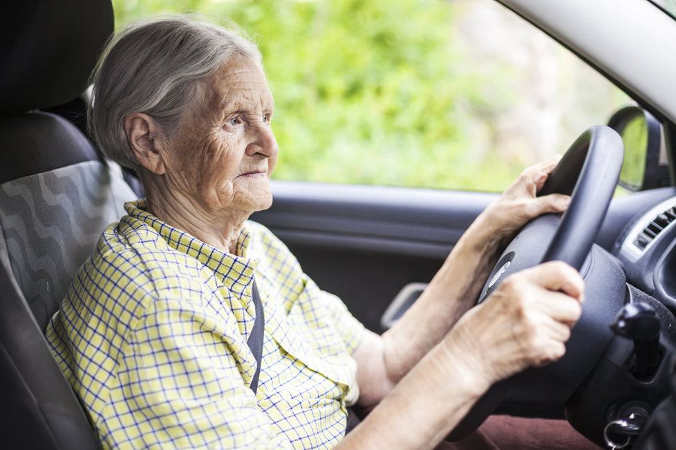 Starších řidičů stále přibývá. Na co se připravit?