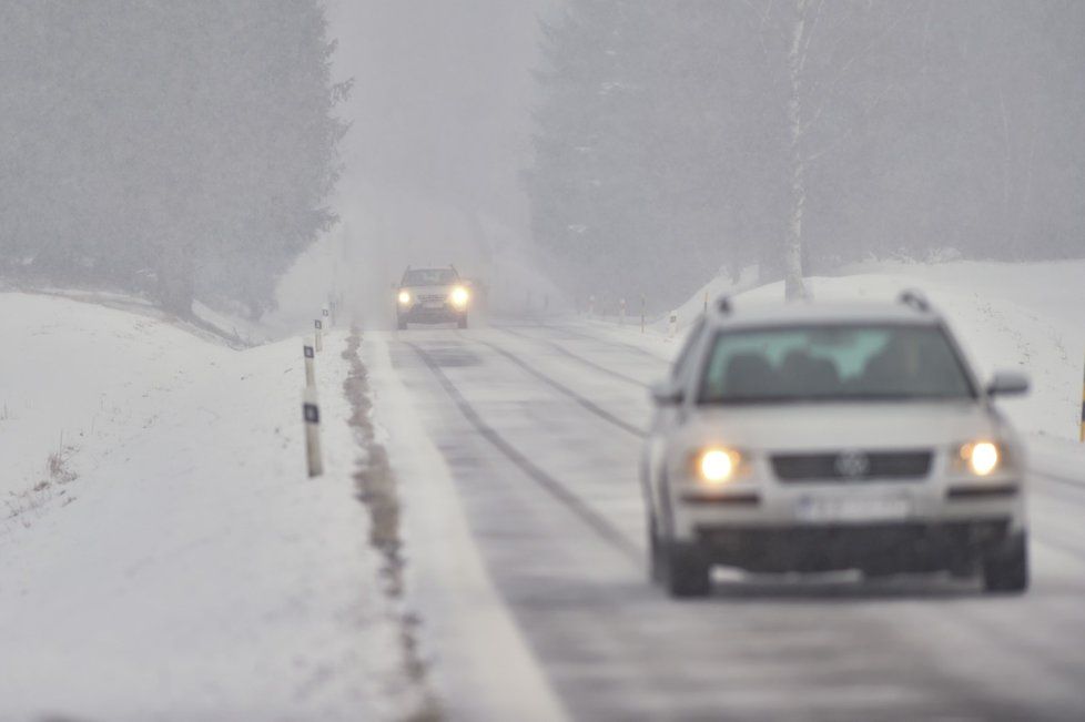 Meteorologové varují, že večer se na východě republiky bude tvořit náledí.